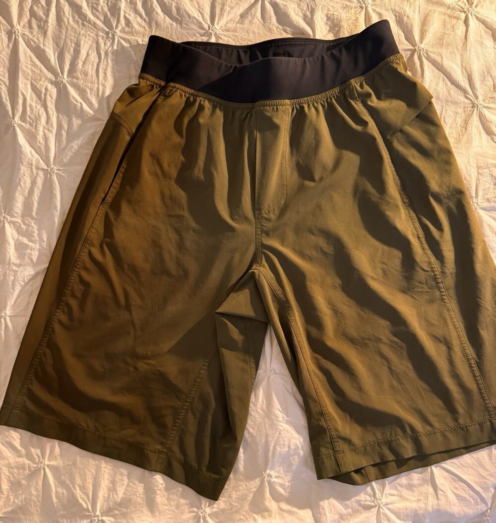 Lululemon T.H.E. Linerless Short 10" Inch Shorts Olive Green Size S